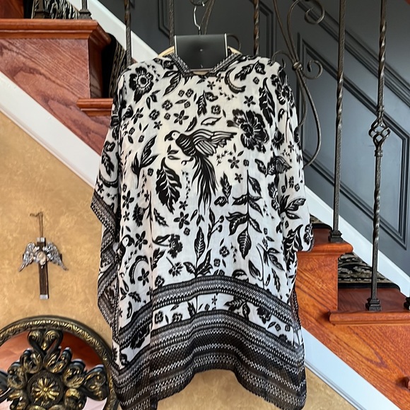 Vince Camuto One Size Black & White Print 2 Piece Ruana And Sun Hat Set - Picture 6 of 15